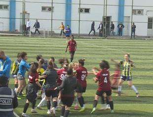 Women football players get into fistfight