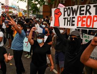 Sri Lanka leader offers to share power as protests mount