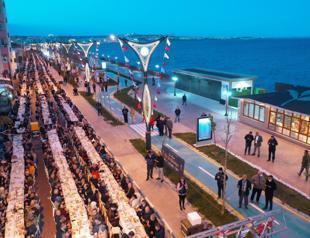Some 4,000 people break fast at kilometer-long chain of tables