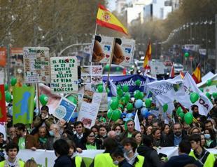 Spain law bans harassment of women having abortions