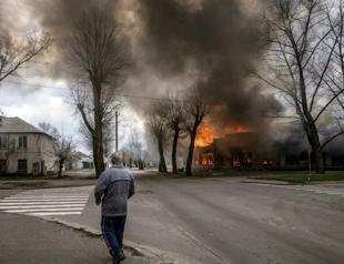 Civilians try to flee east Ukraine as Russia prepares attack