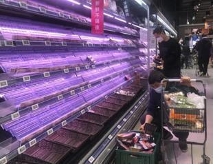 Shanghai wrestles with food shortages under virus shutdown