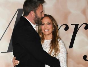 Jennifer Lopez announces engagement to Ben Affleck