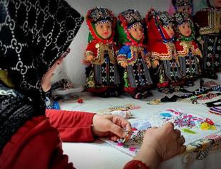 Villagers make, export traditional dolls