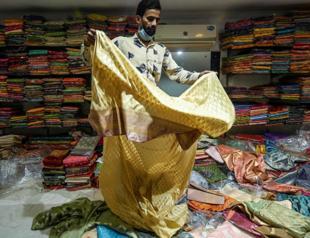 Indian sari weavers toil to keep tradition alive