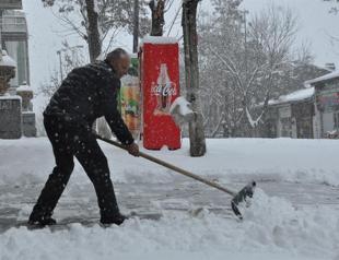 Heavy snowfall blankets Turkey’s east in mid-April