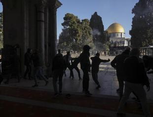 Israel police enter flashpoint Jerusalem holy site, arrest 2