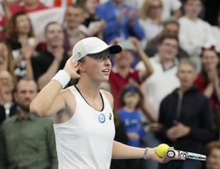 Swiatek powers Poland to BJK Cup finals, Czechs top Britain