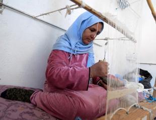 Tunisian weavers turn rags into eco-friendly rugs