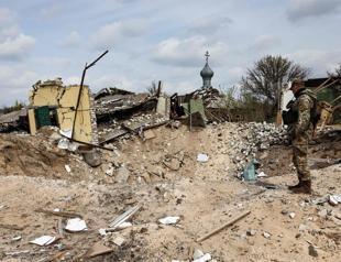 Russia ratchets up battle for control of eastern Ukraine