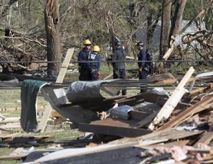 Tornado rips through Kansas, students killed in crash