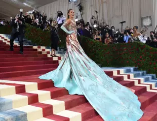 Stars sparkle at Met Gala in New York