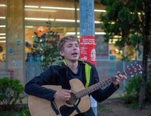 Russian musician turns to east after war broke out