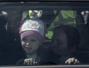 Hundreds of civilians evacuated from Mariupol