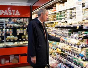 World food prices fall slightly in April