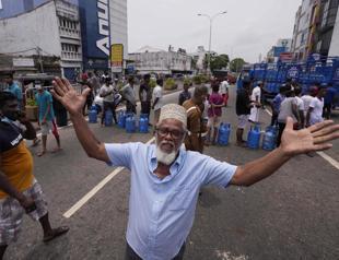 Sri Lanka PM quits after violent clashes