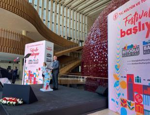 Streets and squares to turn into stages