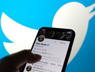 Musk sends mixed messages on Twitter deal, pressuring shares