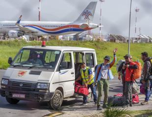 Hundreds of Everest climbers begin to return from summit