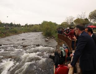 Tourists flock to ‘Deli Çay’ to witness pearl mullets’ migration