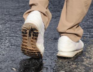 Asphalt melts due to torrid weather in Denizli