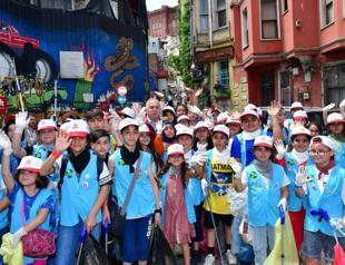 Children collect garbage on World Environment Day