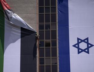 Israeli nationalists wage battle against Palestinian flag