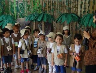 Kindergarten teacher models Amazon rain forests in class