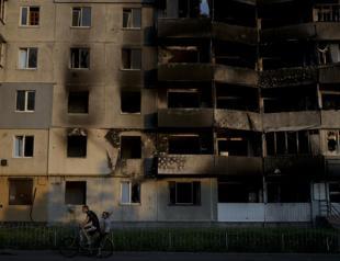 Ukrainian, Russian forces fight for ‘every metre’ in Severodonetsk