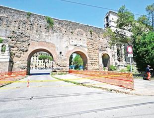 Roman gate closed after bits of ancient stone fall off