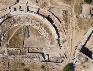 Child grave with bracelets and gifts found in ancient city