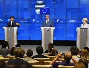 EU grants Ukraine candidate status as fighting rages in east