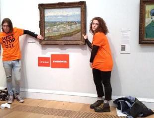 Climate activists glue their hands to the frames of Goya
