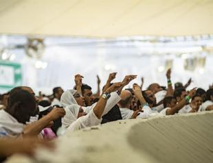 Muslims ’stone the devil’ as almost million-strong hajj winds down