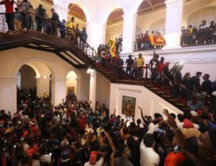 Sri Lankan PM agrees to quit in biggest political turmoil