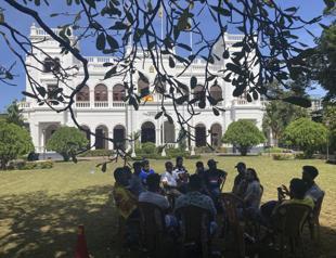 Sri Lanka troops barricade Parliament against protesters