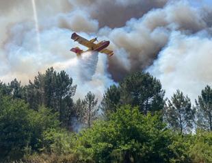 Wildfire rages in Bordeaux; fire pilot killed in Portugal