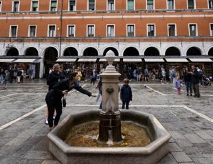 Venice pushes tourists to drink from fountains and shun plastic