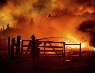 Thousands evacuated as California wildfire grows