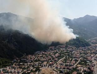 Wildfire in southwest Türkiye spreads to hotel, no one hurt