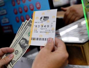US lottery player wins jackpot topping $1.3 billion