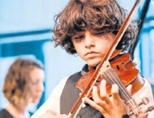 Gifted Turkish boy attracts with violin skills