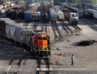 US plan to end railroad contract dispute calls for 24 pct raises
