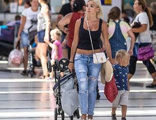 Russian tourists eye medicines during their vacation in Türkiye