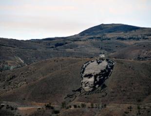 Painter calls to protect giant Atatürk portrait