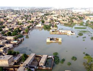 ’Third’ of Pakistan under water as flood aid efforts gather pace