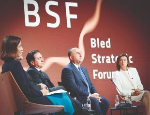 Turkish FM corrects Brit presenter’s ‘Turkey’ with ‘Türkiye’