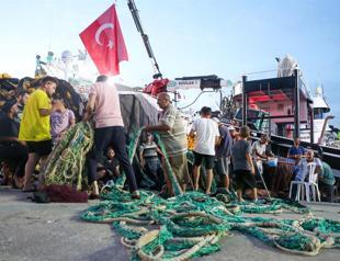 Türkiye’s fishermen cast lines as seasonal ban ends