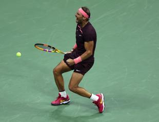 Perfect Nadal, battling Swiatek into US Open fourth round