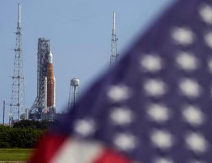 Leak ruins NASA moon rocket launch bid; next try weeks away